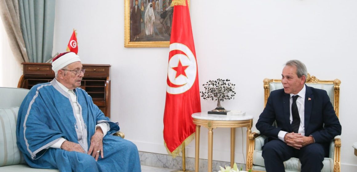 من بين أنشطته الأولى في القصبة، رئيس الحكومة أحمد الحشاني يلتقي مفتي الجمهورية التونسية