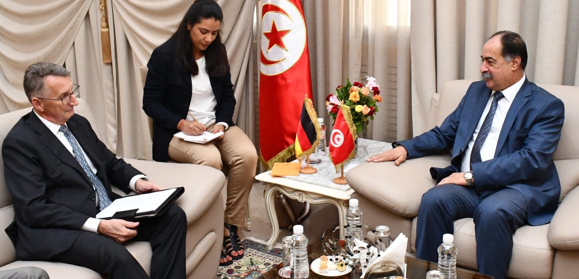 لقاء وزير الداخلية بسفير ألمانيا بتونس حول إيجاد حلول عملية لإعادة المهاجرين غير النظاميين بصفة طوعية