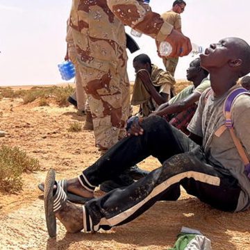 الأمم المتحدة تعرب عن قلقها البالغ إزاء طرد المهاجرين  من تونس إلى الحدود مع ليبيا والجزائر