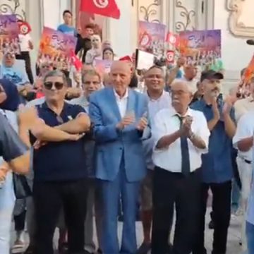 تونس: وقفة تضامنية دورية لمساندة المعتقلين السياسيين و المطالبة بسراحهم و ايقاف المحاكمات الجائرة (فيديو)