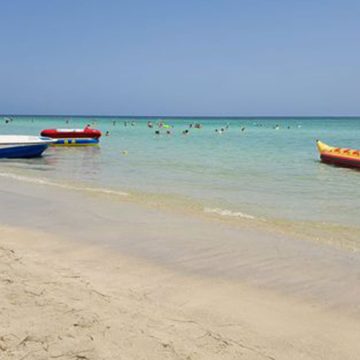 بلدية جربة ميدون تؤجل تدخّلها لإزالة أكواخ المصطافين بالشاطئ العمومي الى يوم الخميس المقبل
