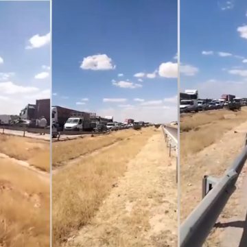 مجموعة من الأشخاص يغلقون الطريق السيارة من صفاقس في اتجاه تونس و يمنعون المسافرين من العبور و حالة فوضى (فيديو)