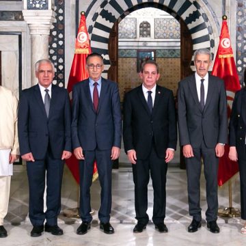 رئيس الاتحاد سمير ماجول يحضر اجتماع رئيس الحكومة بوزير الاقتصاد والتجارة الليبي