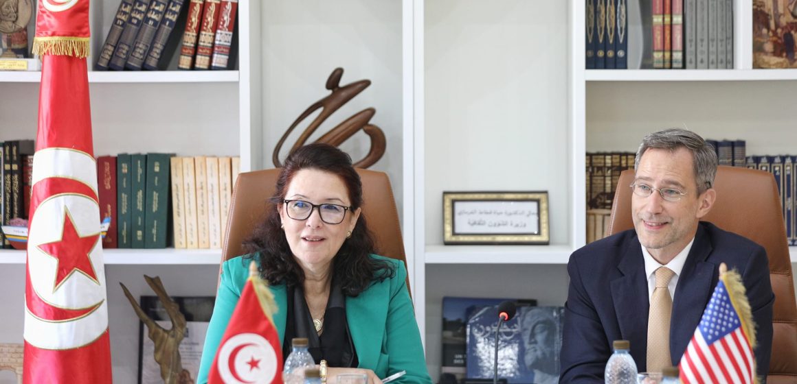 السفير الأمريكي بتونس في جلسة عمل مع وزيرة الشؤون الثقافية بخصوص حفظ التراث و تثمينه