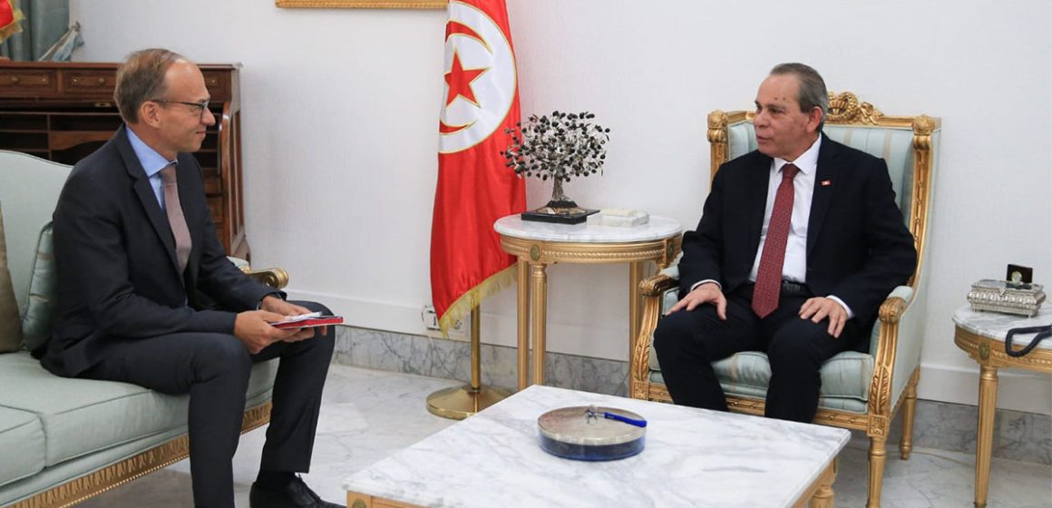 القصبة: رئيس الحكومة يلتقي مدير مكتب البنك الأوروبي للإستثمار بتونس حول تعزيز الشراكة