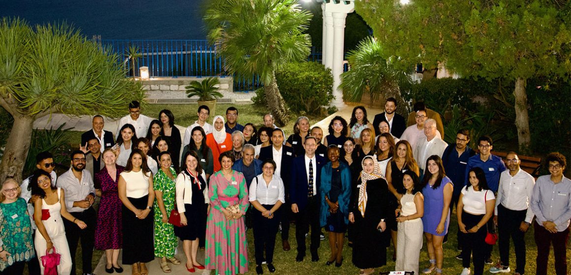 السفير الأمريكي بتونس و زوجته يستضيفان خريجي برامج التبادل المختلفة في مقر إقامتها بسيدي بو سعيد