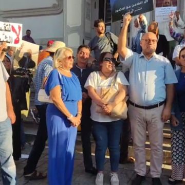 وقفة تضامنية دورية لمساندة المعتقلين السياسيين أمام المسرح بالعاصمة: “الد. منذر الونيسي تم اختطافه في الشارع” (فيديو)