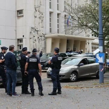 فرنسا: مقتل مدرس بمدينة آراس في هجوم طعن بالسكين نفذه شيشاني مدرج لدى الأجهزة الأمنية للتطرف (فيديو)