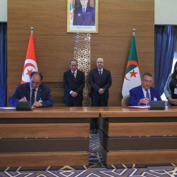 وزير الداخلية ونظيره الجزائري يمضيان مذكرة تفاهم حول انشاء لجنة ثنائية في المناطق الحدودية بين البلدين