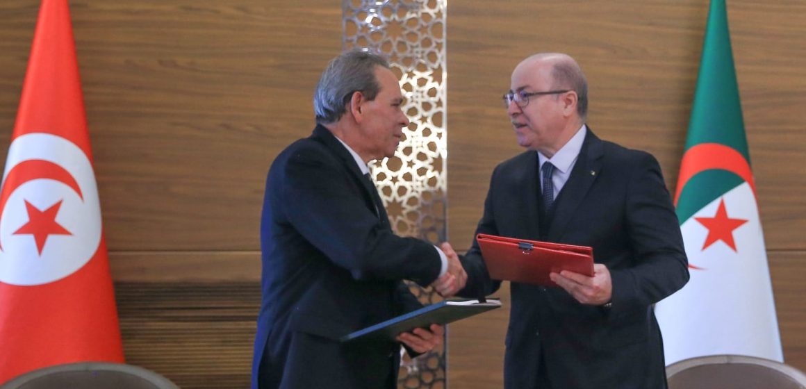 رئيس الحكومة التونسي ونظيره الجزائري يشرفان على حفل توقيع 26 اتفاقية (صور)
