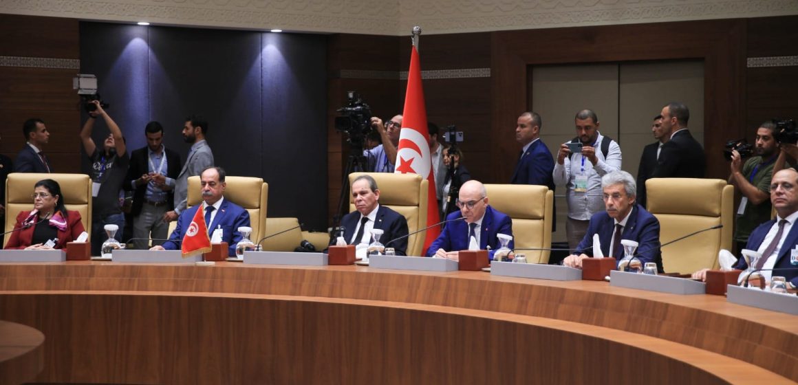 رئيس الحكومة ونظيره الجزائري يشرفان على افتتاح أشغال اللجنة الكبرى المشتركة التونسية الجزائرية