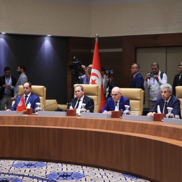 رئيس الحكومة ونظيره الجزائري يشرفان على افتتاح أشغال اللجنة الكبرى المشتركة التونسية الجزائرية