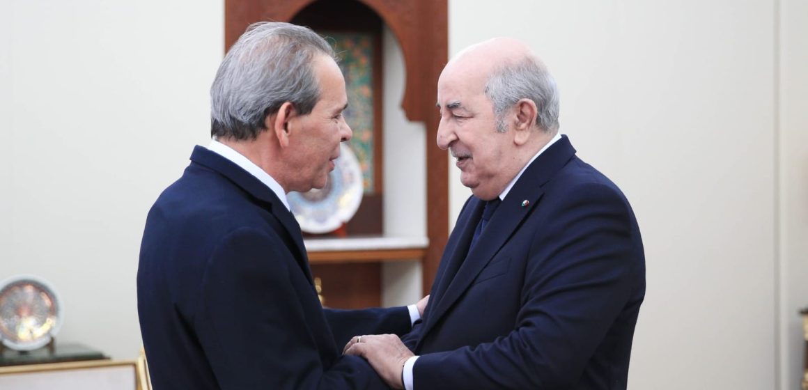 رئيس الحكومة يلتقي الرئيس الجزائري (صور)