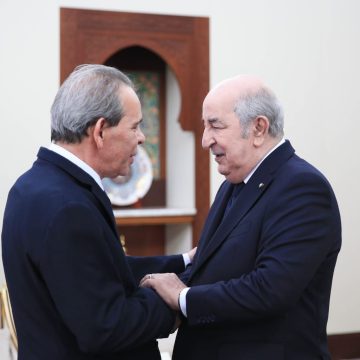 رئيس الحكومة يلتقي الرئيس الجزائري (صور)