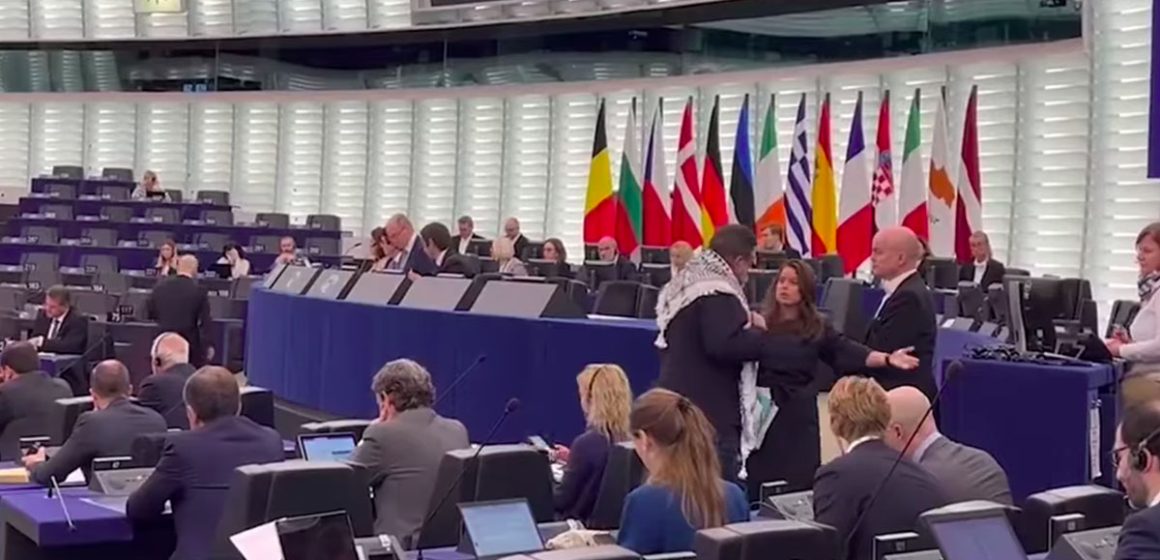 سابقة خطيرة في ‏البرلمان الأوروبي: متع نائب اسباني من القاء كلمته بسبب الكوفية الفلسطينية على كتفيه (فيديو)