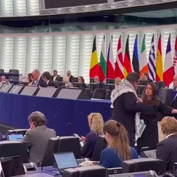 سابقة خطيرة في ‏البرلمان الأوروبي: متع نائب اسباني من القاء كلمته بسبب الكوفية الفلسطينية على كتفيه (فيديو)