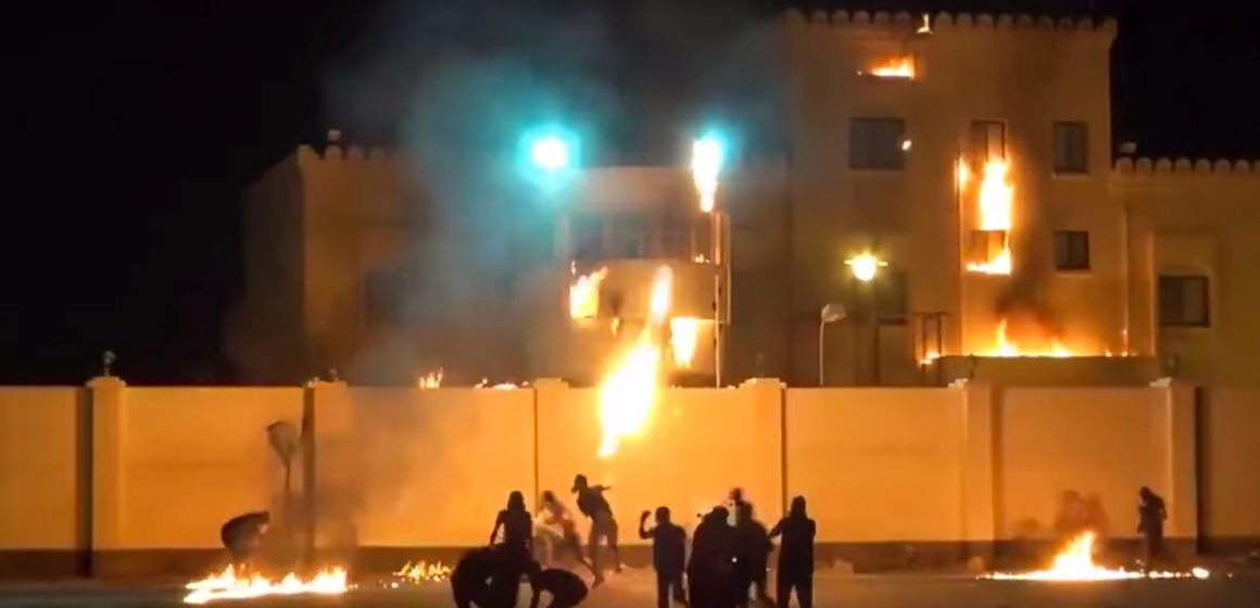 القضية الفلسطينية: حرق سفارة إسرائيل في البحرين (فيديو)