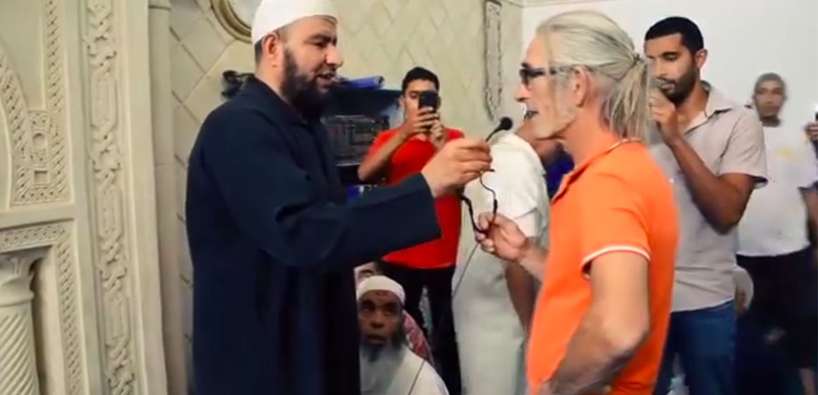 سوسة/ في الجامع الكبير بسيدي بوعلي، مواطن فرنسي يعلن عن دخوله الإسلام (2 فيديو)