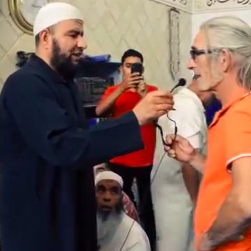 سوسة/ في الجامع الكبير بسيدي بوعلي، مواطن فرنسي يعلن عن دخوله الإسلام (2 فيديو)