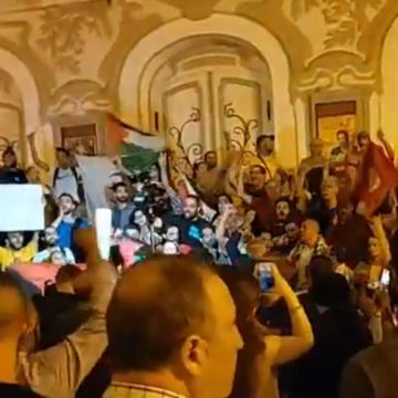 مجزرة اسرائيلية بمستشفى المعمداني بغزة، التونسيون يتوافدون على شارع بورقيبة و بصوت واحد “Macron assassin” (فيديو)