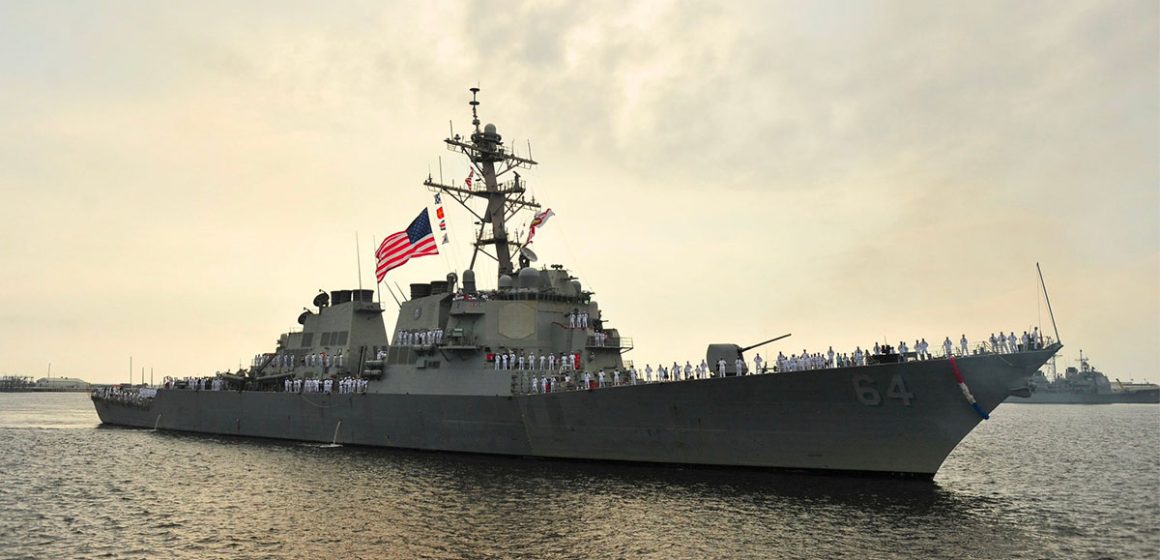 السفينة حربية تابعة للبحرية الأمريكية “يو اس إس كارني” تسقط صواريخ قرب اليمن (فيديو)