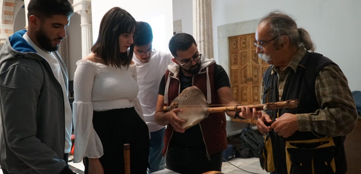طلاب من جامعة تونس المنار من ذوي الاحتياجات الخصوصية يزورون متحف الآلات الموسيقية و قصر النجمة الزهراء (صور)