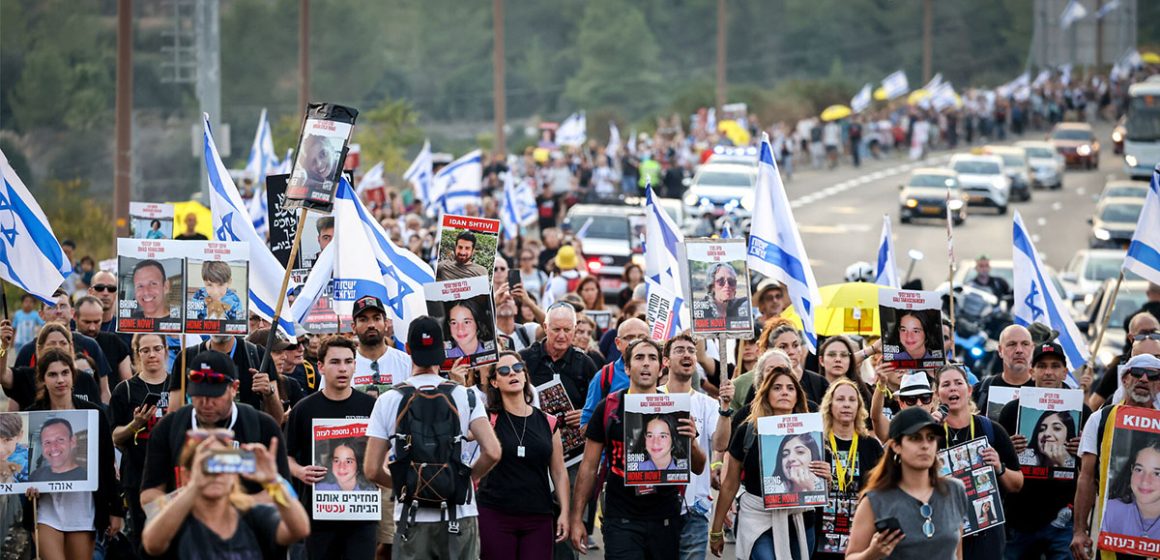 الحرب على غزة: مسيرة لأهالي الأسرى الاسرائيليين نحو القدس للضغط على حكومة الاحتلال لإعادة ذويهم (فيديو)