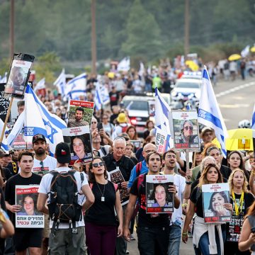 الحرب على غزة: مسيرة لأهالي الأسرى الاسرائيليين نحو القدس للضغط على حكومة الاحتلال لإعادة ذويهم (فيديو)