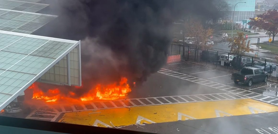 عقب انفجار سيارة على جسر رينبو الحدودي بين كندا و أمريكا (فيديو)