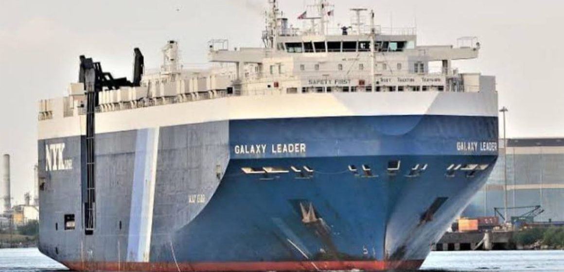 في البحر الأحمر: الاستيلاء على سفينة شحن إسرائيلية، القوات المسلحة اليمنية تصدر بيانا و تل أبيب تحقق…