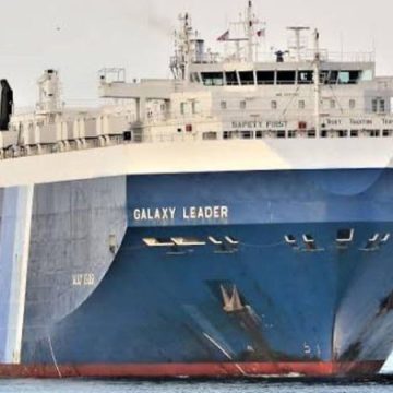 في البحر الأحمر: الاستيلاء على سفينة شحن إسرائيلية، القوات المسلحة اليمنية تصدر بيانا و تل أبيب تحقق…