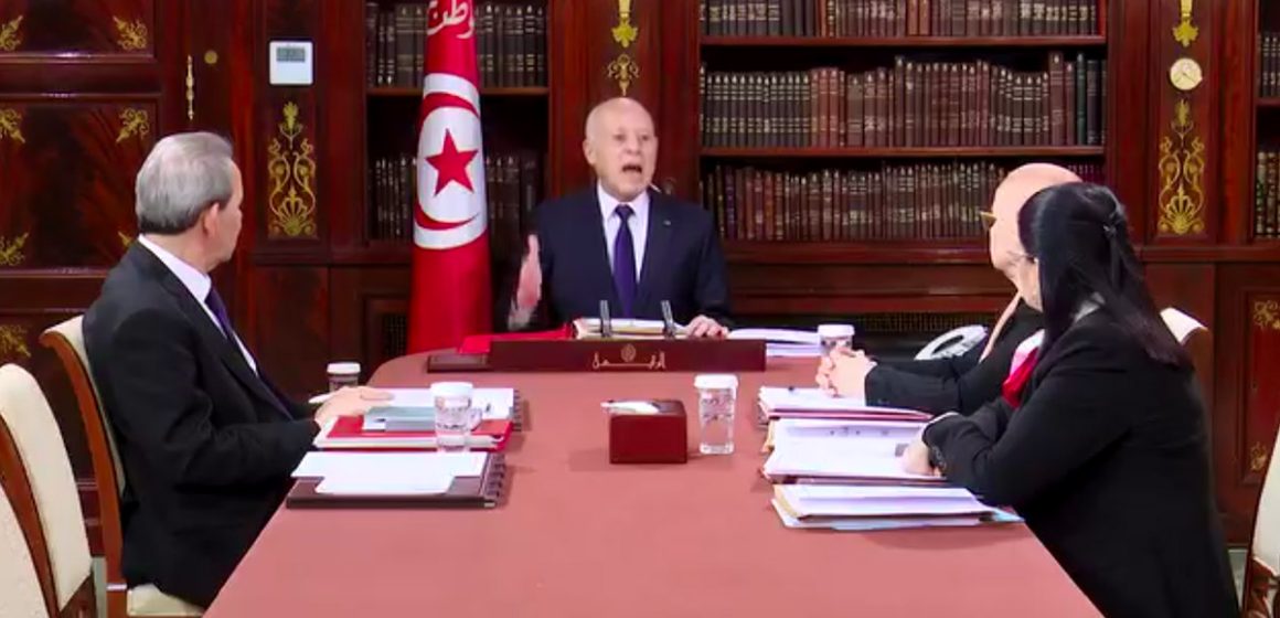 قرطاج/ الرئيس يتكلم مع رئيس الحكومة و وزيرتي المالية و العدل عن الصلح الجزائي (فيديو)