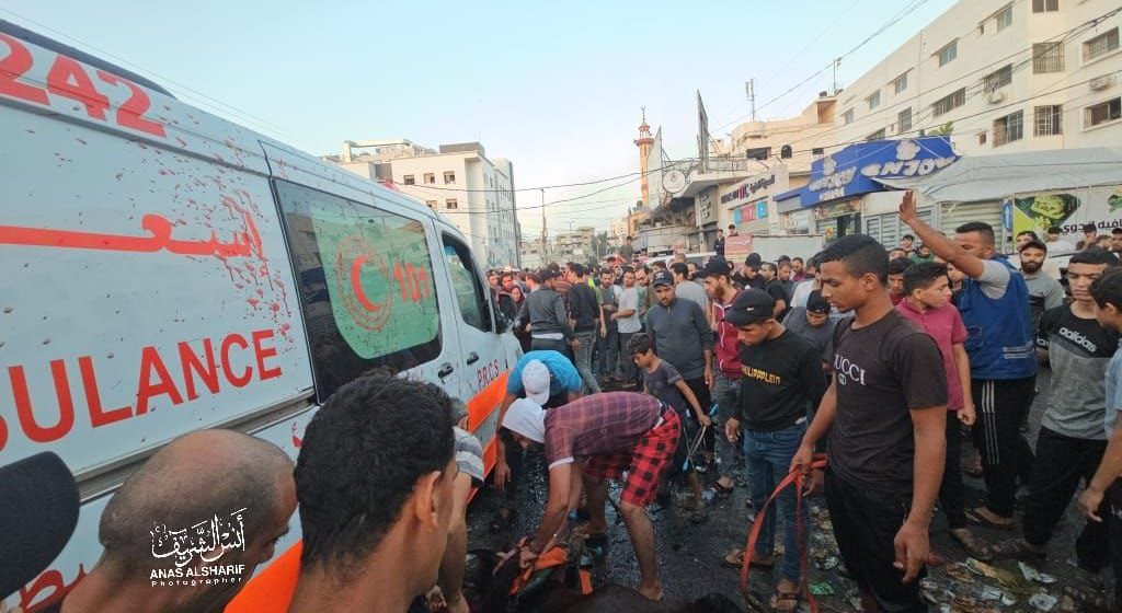 القصف الإسرائيلي يستهدف بوابة مجمع الشفاء الطبي بغزة