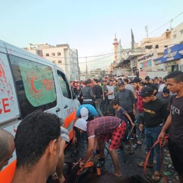 القصف الإسرائيلي يستهدف بوابة مجمع الشفاء الطبي بغزة