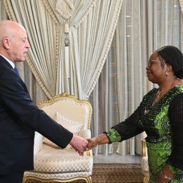 بمناسبة انتهاء مهامها في تونس، الرئيس يستقبل سفيرة نيجيريا الفيدرالية