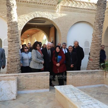 وزيرة الثقافة تواصل زيارتها لتوزر و تعاين وضعية البنية التحتية لضريح مصطفى خريف (صور)