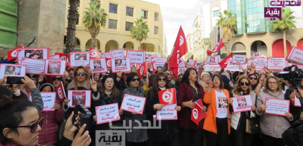 تضامنا مع رئيسته عبير موسي “المحتجزة قسريا”، الدستوري الحر ينظم سلسلة بشرية أمام سجن منوبة