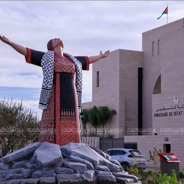 “المجسم الفلسطيني”: وزيرة الثقافة تكرم المصمم و المنفذ و المدير العام لمسرح أوبرا تونس
