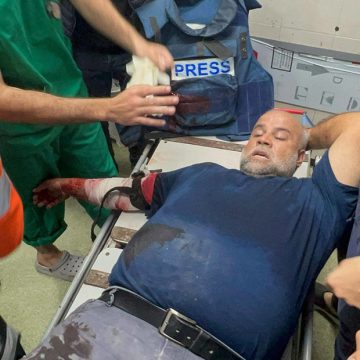 شبكة الجزيرة تصدر بيانا بخصوص إصابة وائل الدحدوح و سامر أبو دقة و تندد باستهداف مراسليها المحليين بغزة (فيديو)
