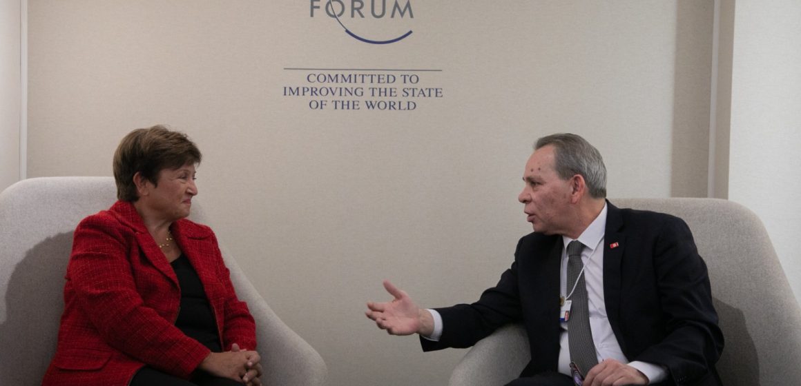 على هامش منتدى دافوس، الحشاني يتحادث مع مديرة صندوق النقد الدولي (صور)