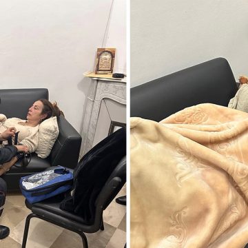تونس/ نقل الأستاذة دليلة مصدق المضربة عن الطعام إلى مستشفى الحبيب ثامر على جناح السرعة (فيديو)