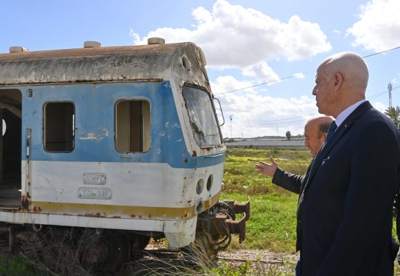 الرئيس يعاين حالة وسائل النقل في جبل جلود و تونس البحرية (صور)