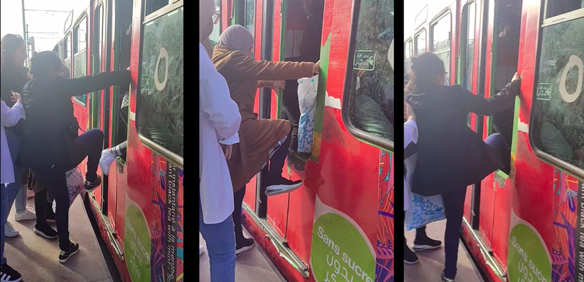 صعود الركاب في المترو عبر فتحة بلّور الباب المهشم، نقل تونس تتفهم التذمرات (فيديو)