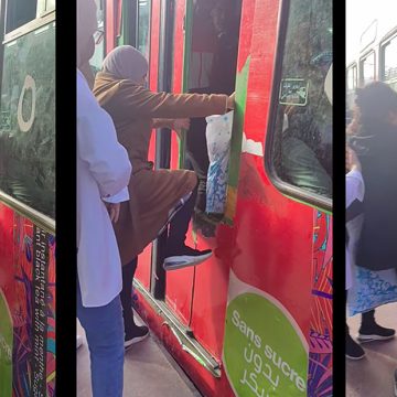 صعود الركاب في المترو عبر فتحة بلّور الباب المهشم، نقل تونس تتفهم التذمرات (فيديو)