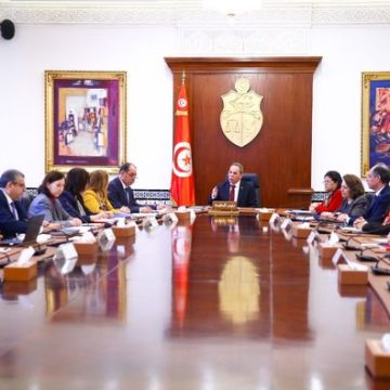 القصبة: الوزراء يتحاورون حول صناعة المعدات السيارة بتونس