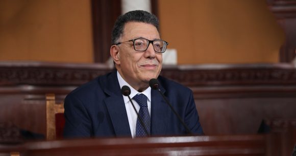 بودربالة رئيس البرلمان يهدد بإحالة كل من يصور بهاتفه داخل الجلسة على القضاء، النائب علي يعلق…