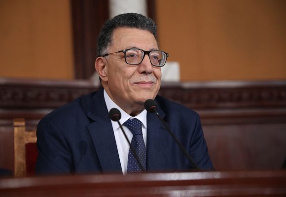 رئيس البرلمان يهدد بإحالة كل من يصور بهاتفه داخل الجلسة على القضاء، النائب علي يعلق…