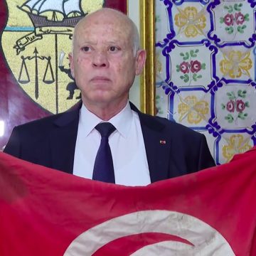 القصبة: كلمة الرئيس بخصوص تغطية العلم التونسي بخرقة من القماش (فيديو)