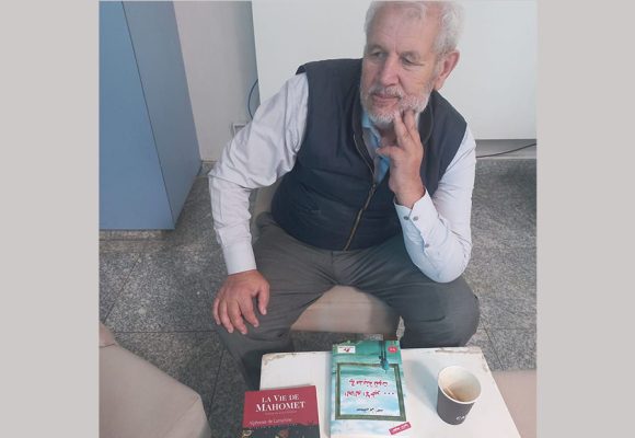 شفاء عاجلا: الناشط السياسي و الكاتب مصطفى بن أحمد يقيم في المستشفى