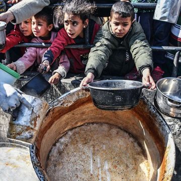 إسرائيل تجوع فلسطيني غزة و العرب و المسلمون يتفرجون